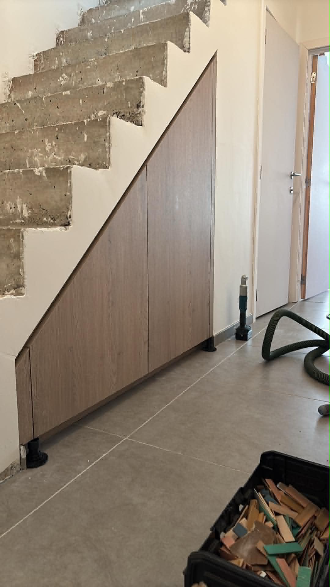 maatkast onder trap in Sint-Niklaas - RS Maatkasten Sint-Niklaas