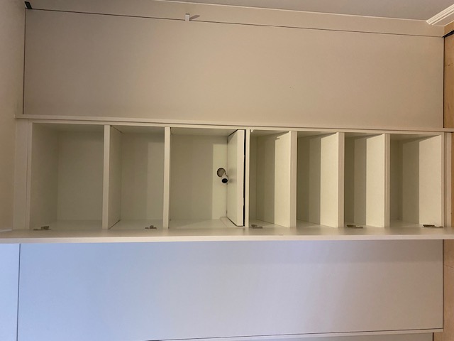 Maatkast open