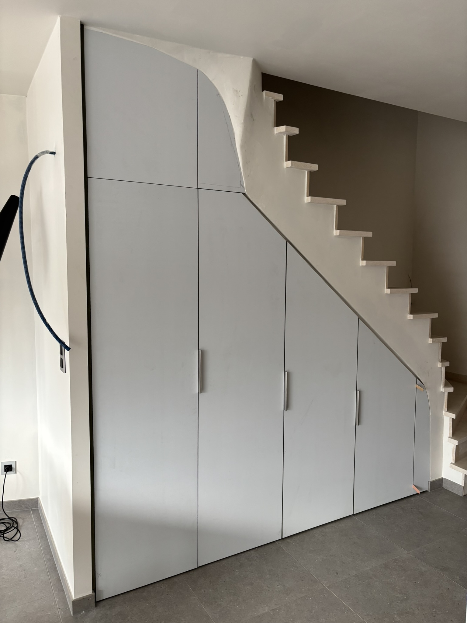 MDF maatkast onder trap in Sint-Niklaas - RS Maatkasten Sint-Niklaas