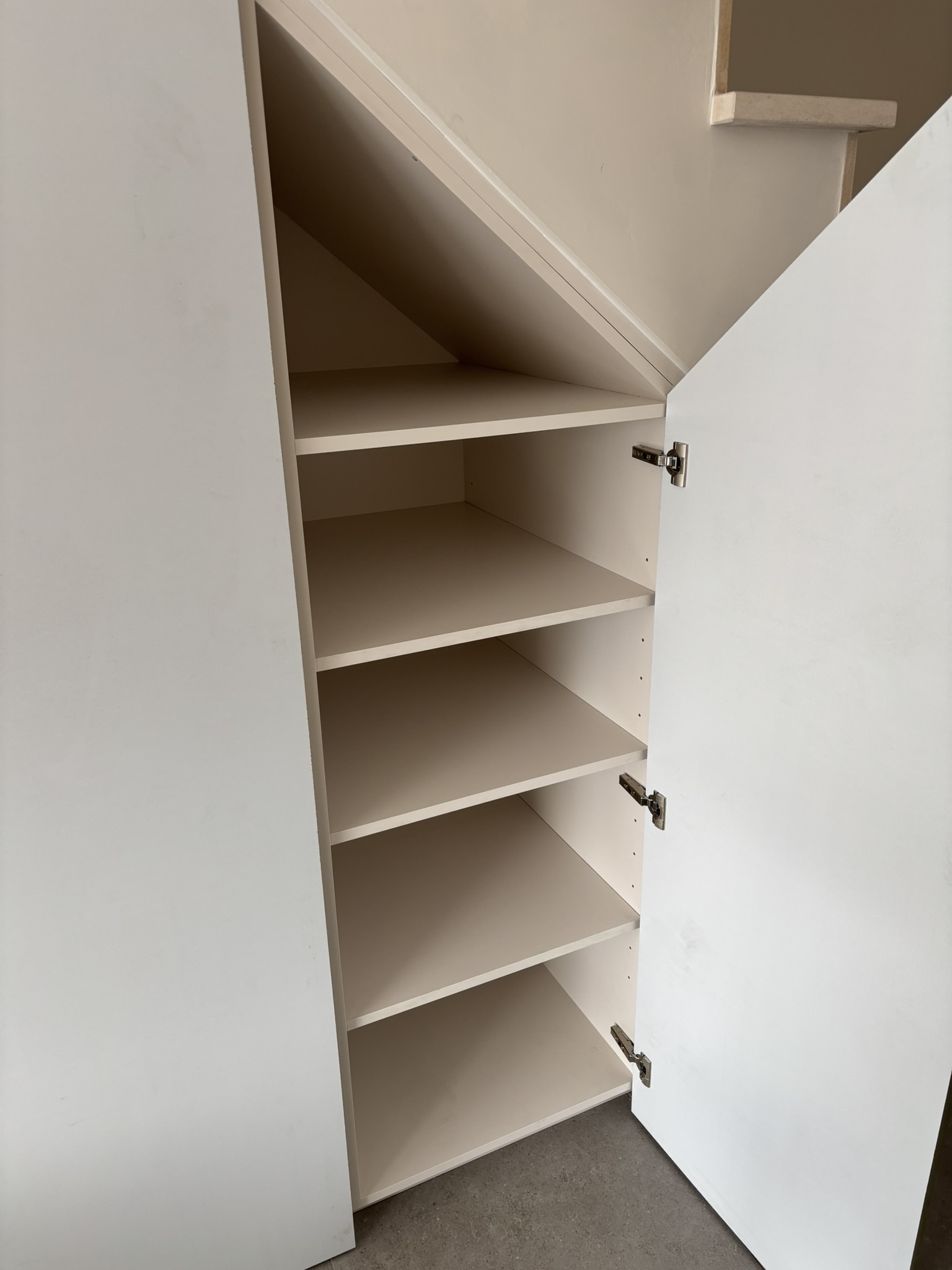 MDF maatkast onder trap in Sint-Niklaas - RS Maatkasten Sint-Niklaas
